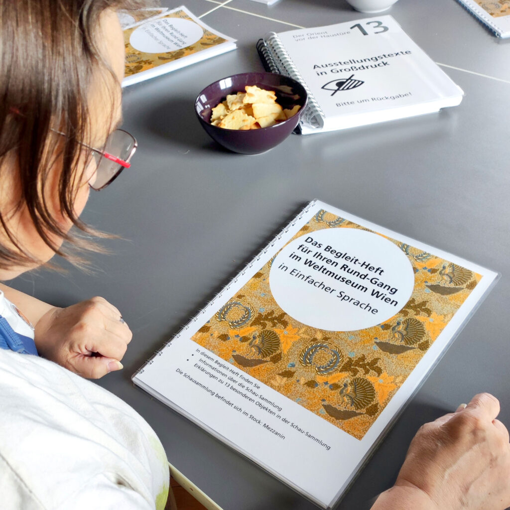 WeltmuseumBegleitheft Tisch